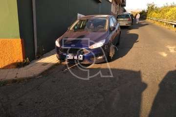 Una joven herida en un aparatoso vuelco de un camino en Telde (Foto TA)